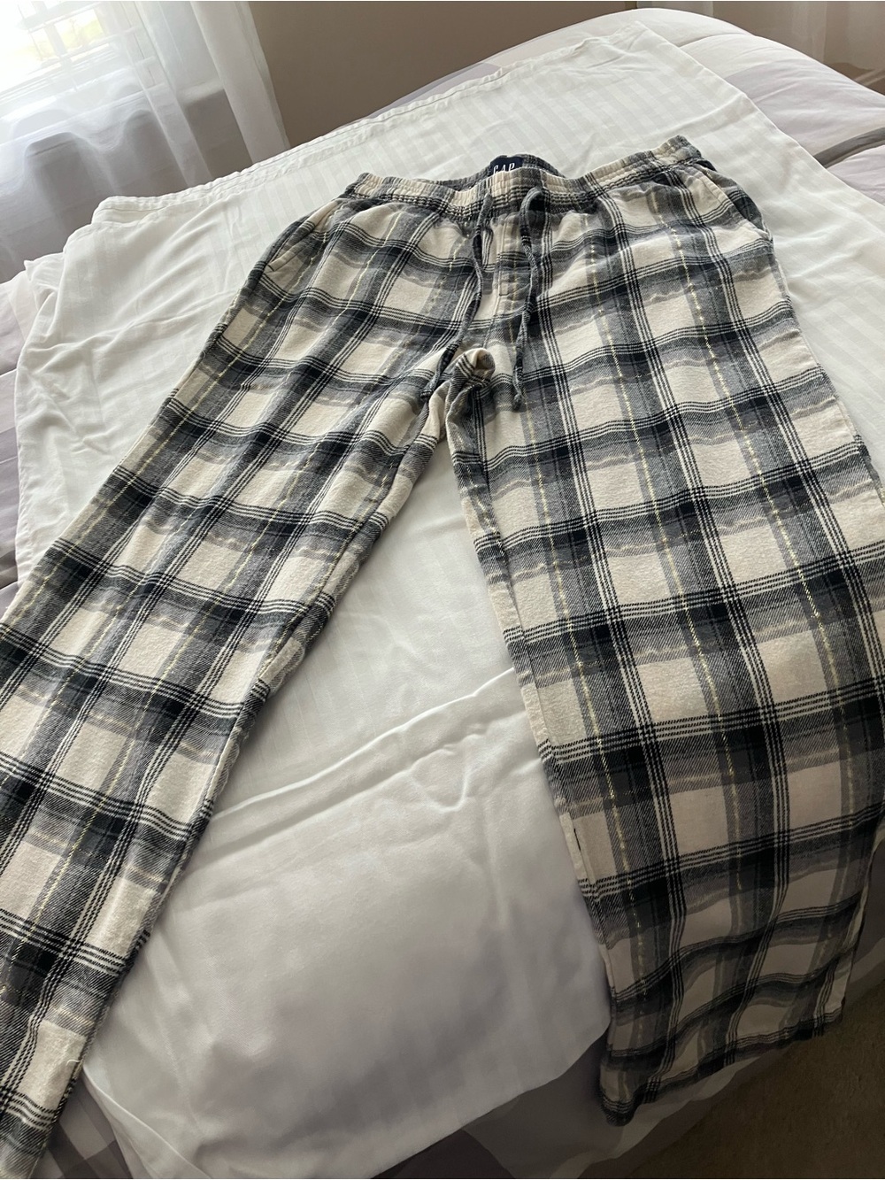 GAP Women’s Gray & Cream Plaid Flannel Jogger Pants